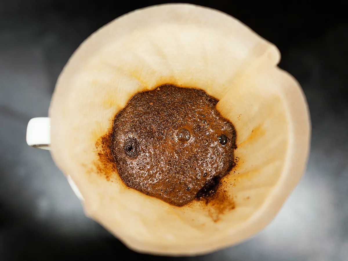 Кавова гуща у фільтрі після приготування кави